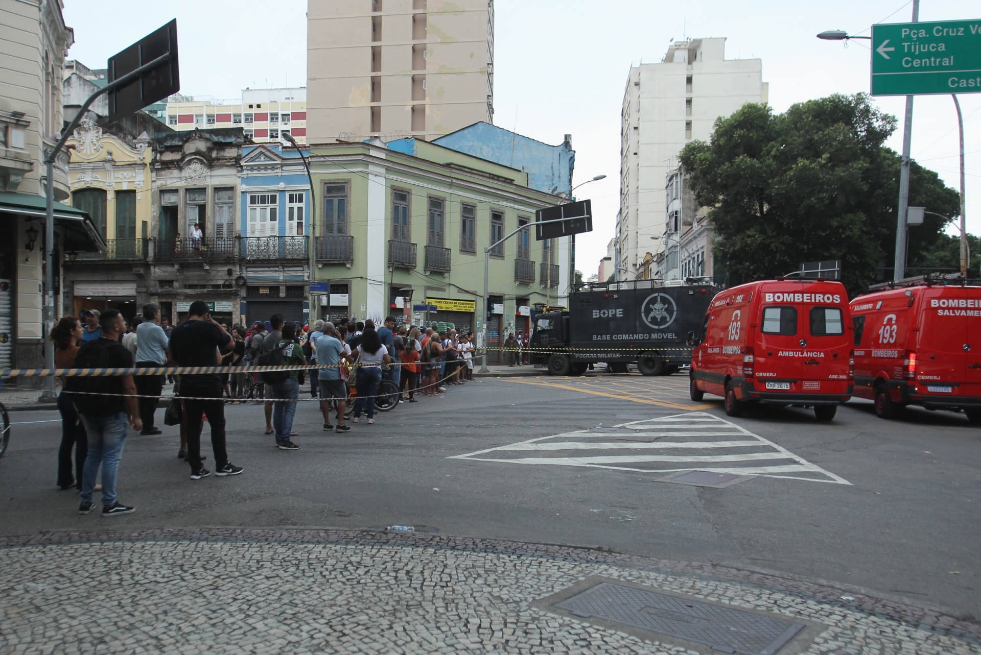 Homem mantém clientes de um bar na Rua do Rezende, na Lapa como reféns.    - Estefan Radovicz / Agencia O Dia