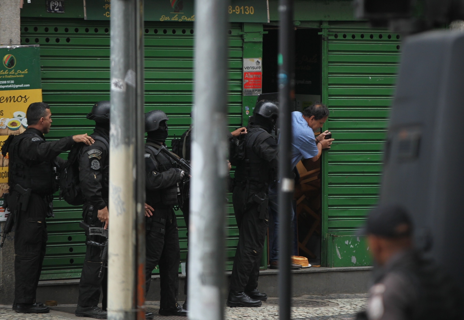 Homem mantém clientes de um bar na Rua do Rezende, na Lapa como reféns.   Na foto, o primeiro refém a ser solto. - Estefan Radovicz / Agencia O Dia