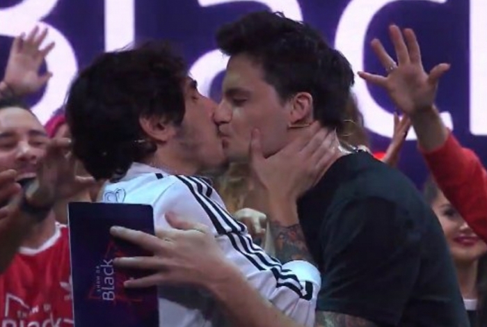 Castanhari e Felipe Neto dão selinho durante transmissão ao vivo  - Reprodução Internet 