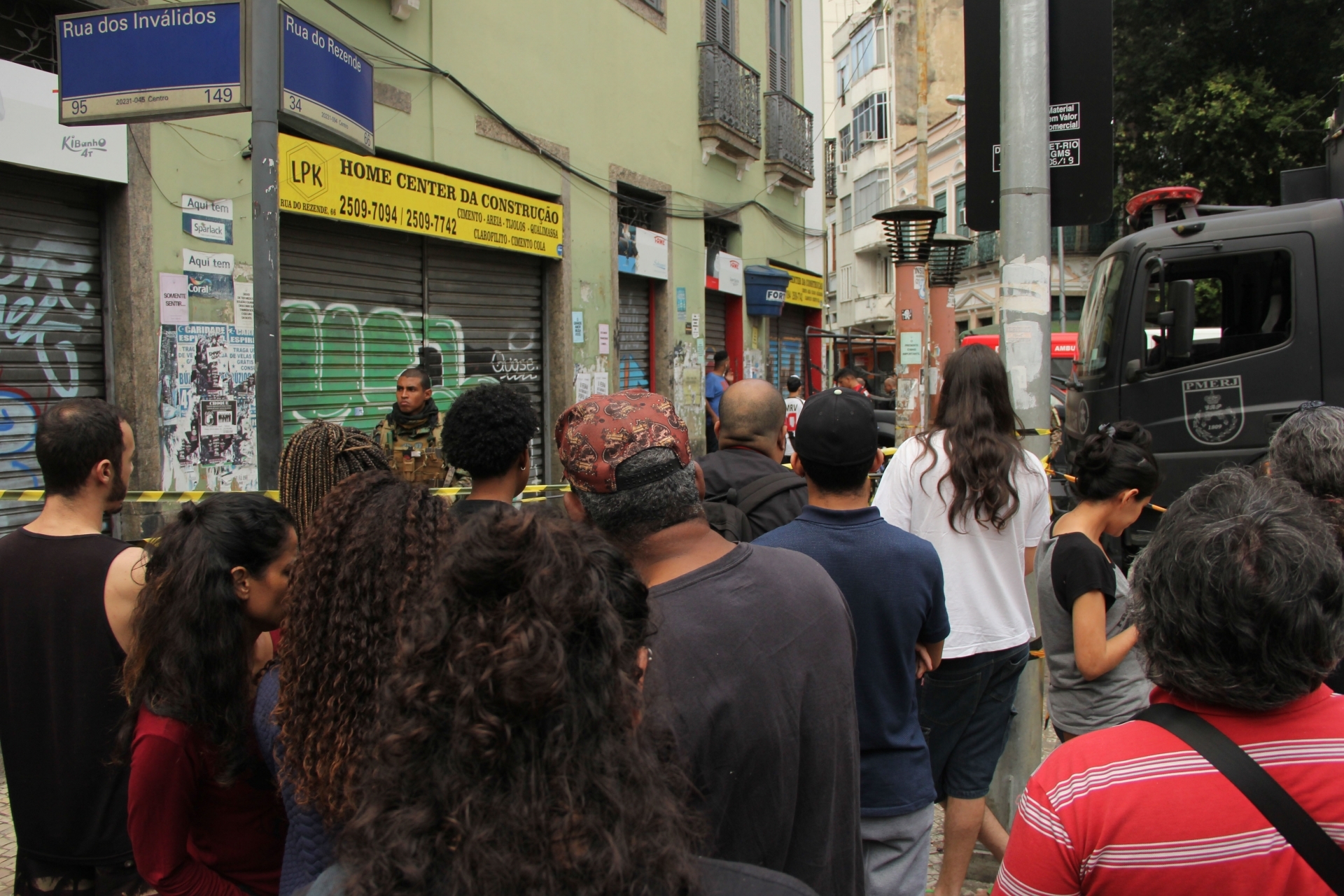 Rio, 29/11/2019 - AGÊNCIA DE NOTÍCIAS/PARCEIRO - Homem invade bar e faz reféns na Lapa, na Rua do Rezende, Lapa, Região Central do Rio, nesta sexta-feira (29). Foto: Fausto Maia/Parceiro/Agência O Dia - Fausto Maia/Parceiro/Agência O Dia