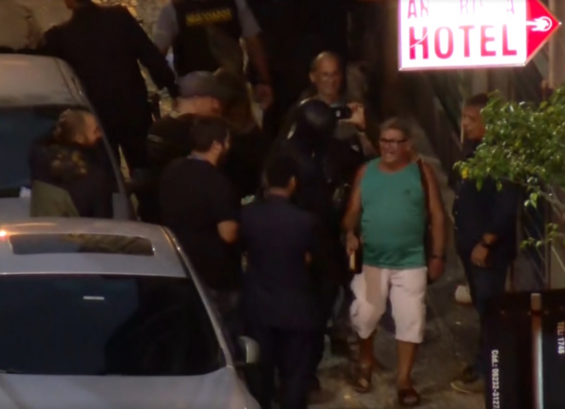 Refém de sequestrador de bar da Lapa é libertado e sai com garrafa de cerveja na mão - Reprodução