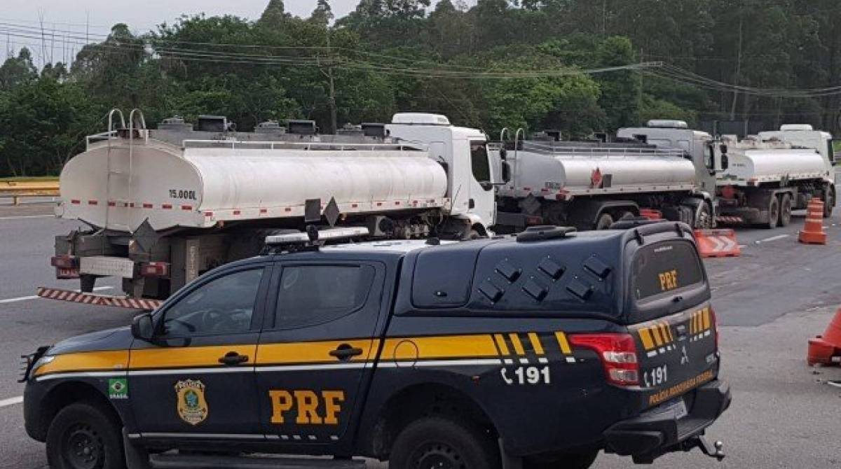 PRF apreende 45 mil litros de combustível na Dutra - Divulgação / PRF