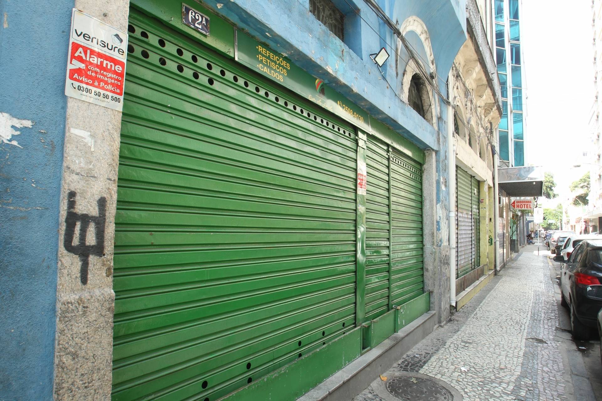 Bar que teve clientes feitos de ref&eacute;ns por homem em pr&aacute;tica de vingan&ccedil;a nessa sexta feira, na Lapa, centro do Rio, n&atilde;o abriu at&eacute; &agrave; tarde desse s&aacute;bado. - Estefan Radovicz / Agencia O Dia