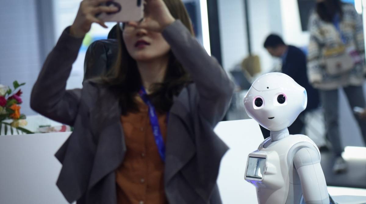 Chineses precisarão gravar o próprio rosto para poderem registrar número de celular - AFP