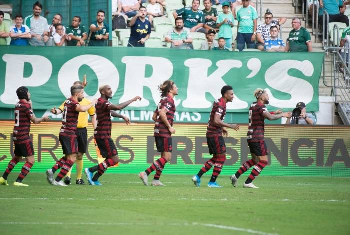 Jogadores do Flamengo formaram um trenzinho para comemorar o segundo gol sobre o Palmeiras