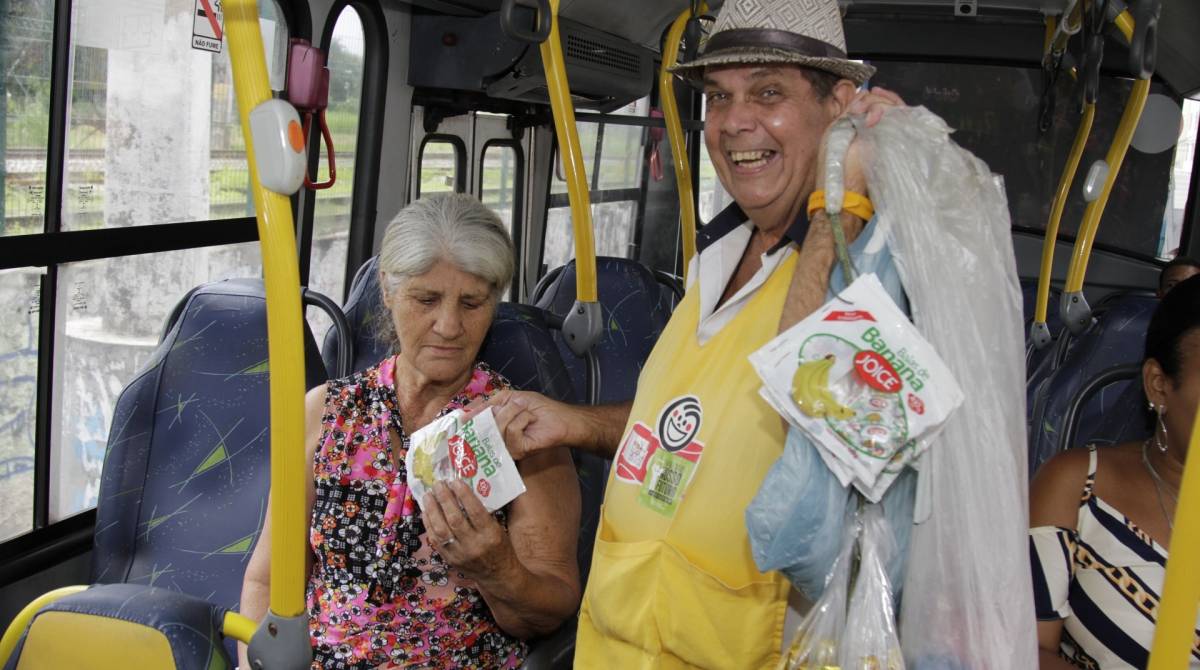 Rio,29/11/2019 -ROCHA MIRANDA -Especial, Baleiro poeta, vendedor de balas que recIta poemas nos onibus. Na foto, Sirio Schwamborn Junior  .Foto: Cleber Mendes/Agência O Dia
