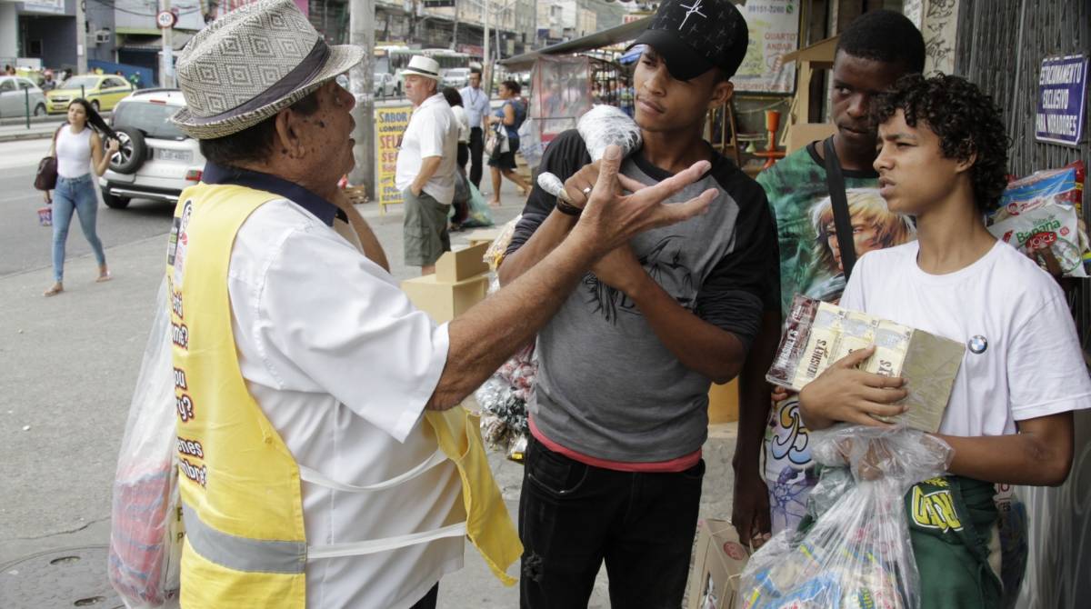 Rio,29/11/2019 -ROCHA MIRANDA -Especial, Baleiro poeta, vendedor de balas que recIta poemas nos onibus. Na foto, Sirio Schwamborn Junior com Matheus Vieira, Marcos Moreno(bone) e Carlos Vieira(verde)  .Foto: Cleber Mendes/Agência O Dia