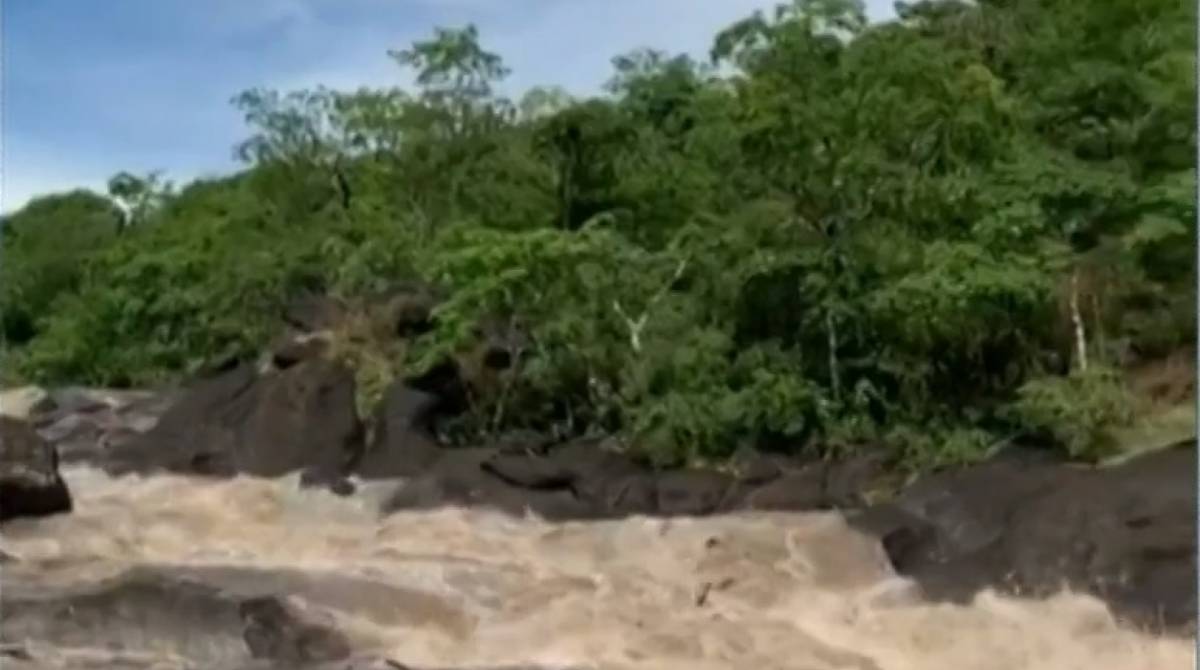 Nesta época do ano é comum a ocorrência de enxurrada na região da Chapada dos Veadeiros por causa das chuvas fortes e localizadas - Reprodução/ TV Anhanguera