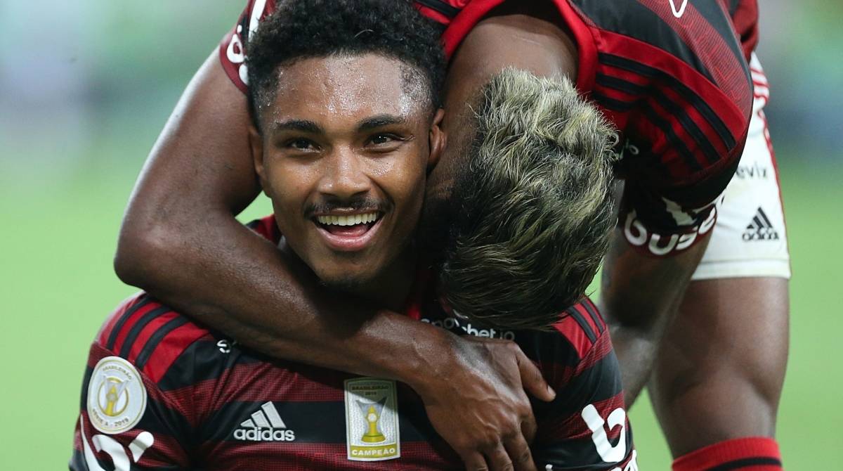 27/11/2019 - FLAMENGO X CEARA - Flamengo reencontra a torcida rubro-negra, nesta quarta-feira, no Maracana, pela 35a rodada do Brasileirao. Na foto Vitinho. Jogadores levantando a taca de campeao brasileiro. Foto: Daniel Castelo Branco / Agencia O Dia