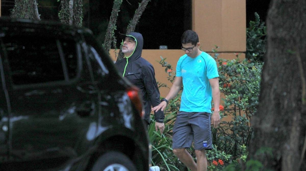 Lulu Santos passeia com o marido pelo Jardim Botânico