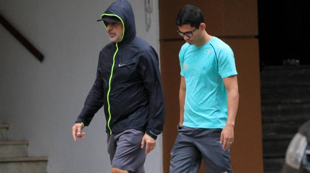 Lulu Santos passeia com o marido pelo Jardim Botânico