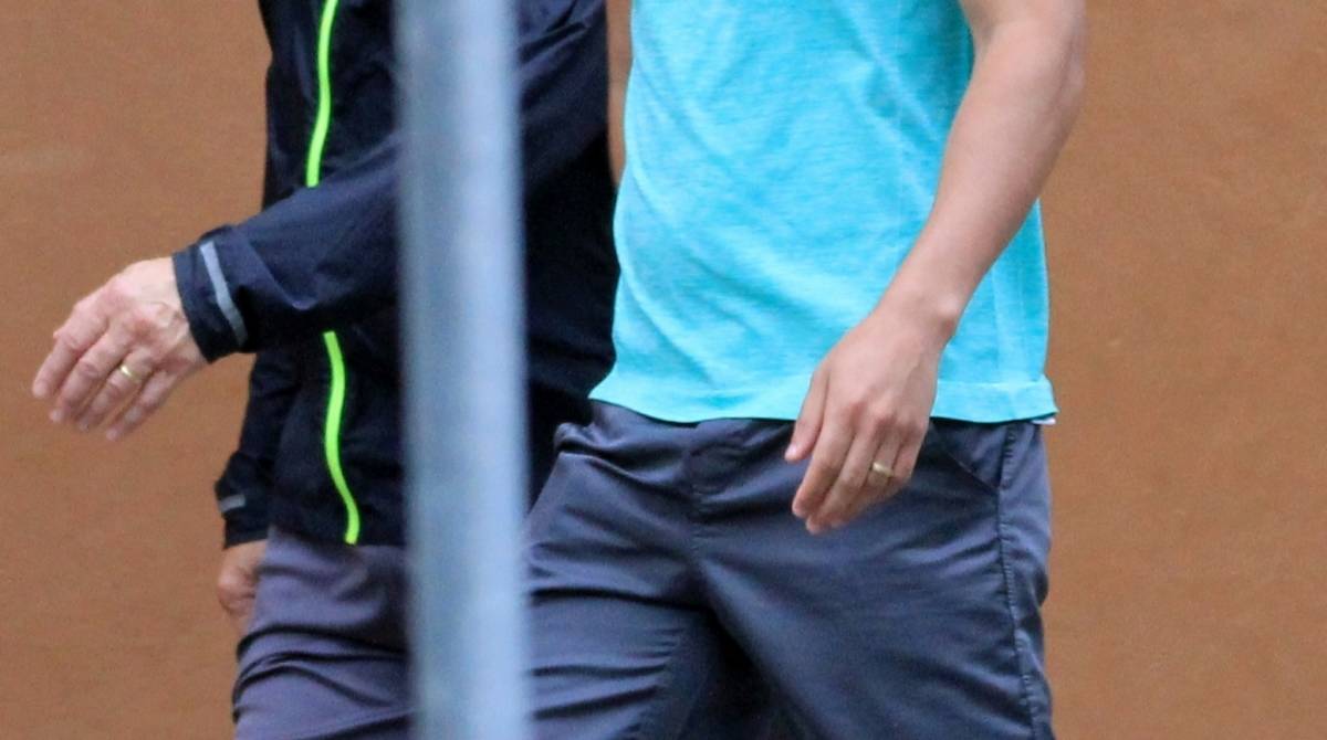 Lulu Santos passeia com o marido pelo Jardim Botânico