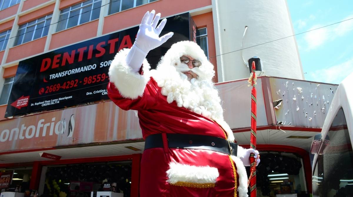 Papai Noel recebeu as chaves da cidade e abriu oficialmente as comemorações de Natal em Nova Iguaçu