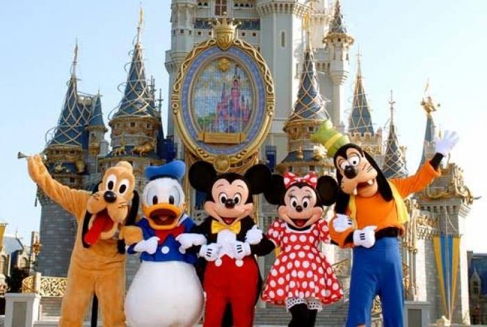 Pateta,Donald e outros personagens da Disney estão no mundo encantado que fica em Orlando, na Flórida - Divulgação
