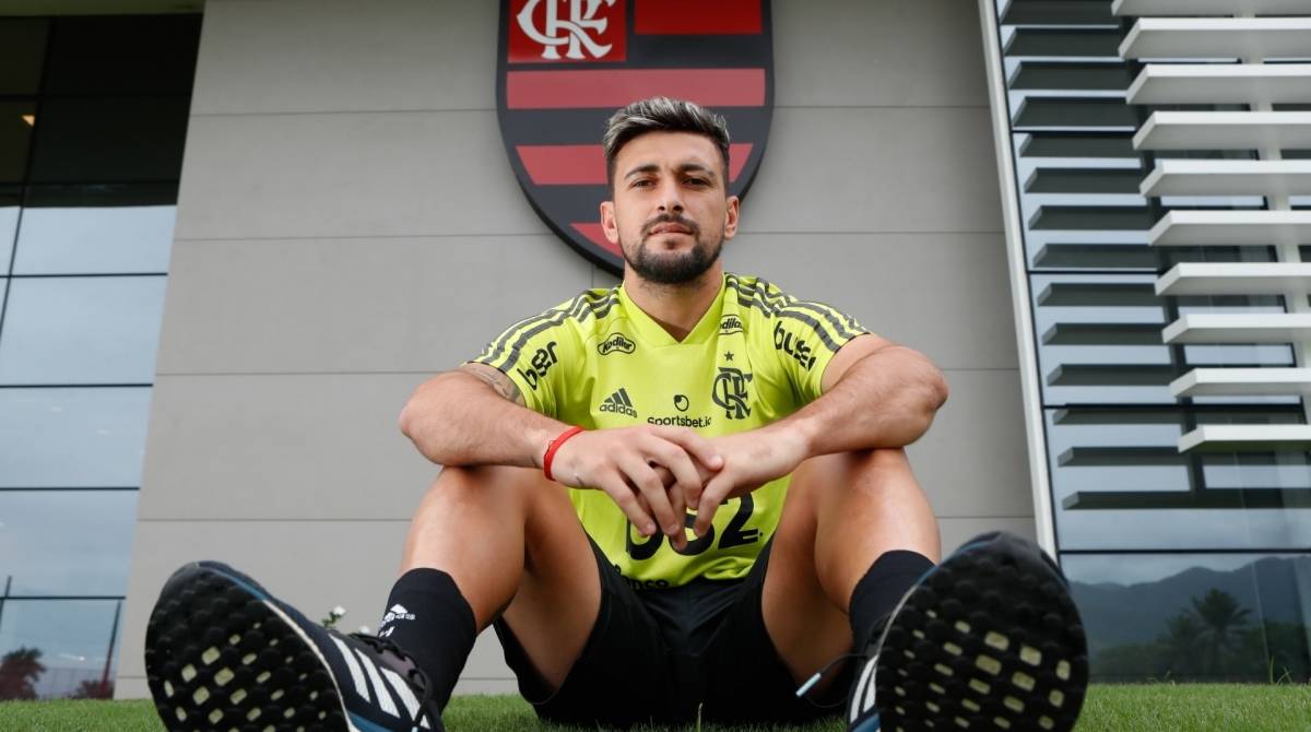 Arrascaeta posa para foto durante entrevista exclusiva para o Jornal O DIA - Gilvan de Souza