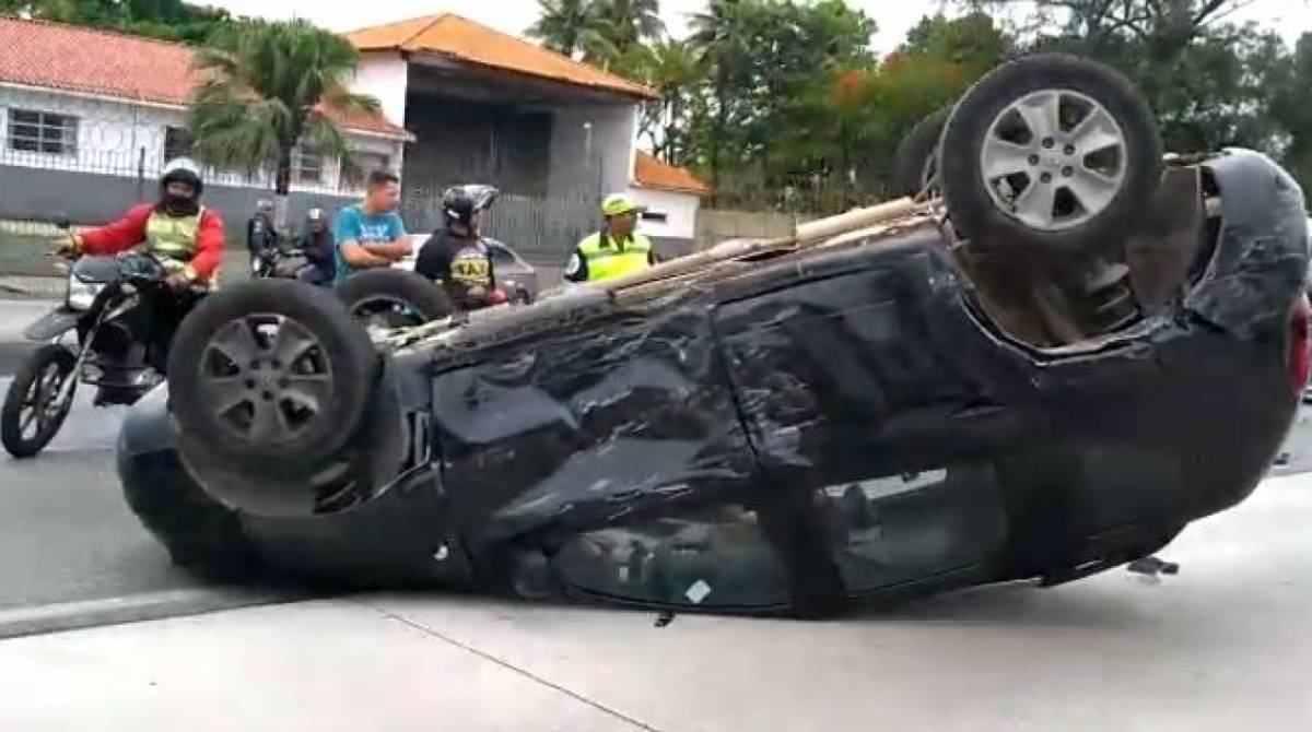 Capotamento na Avenida Brasil deixa ao menos um ferido - Renan Schuindt/Agência O Dia