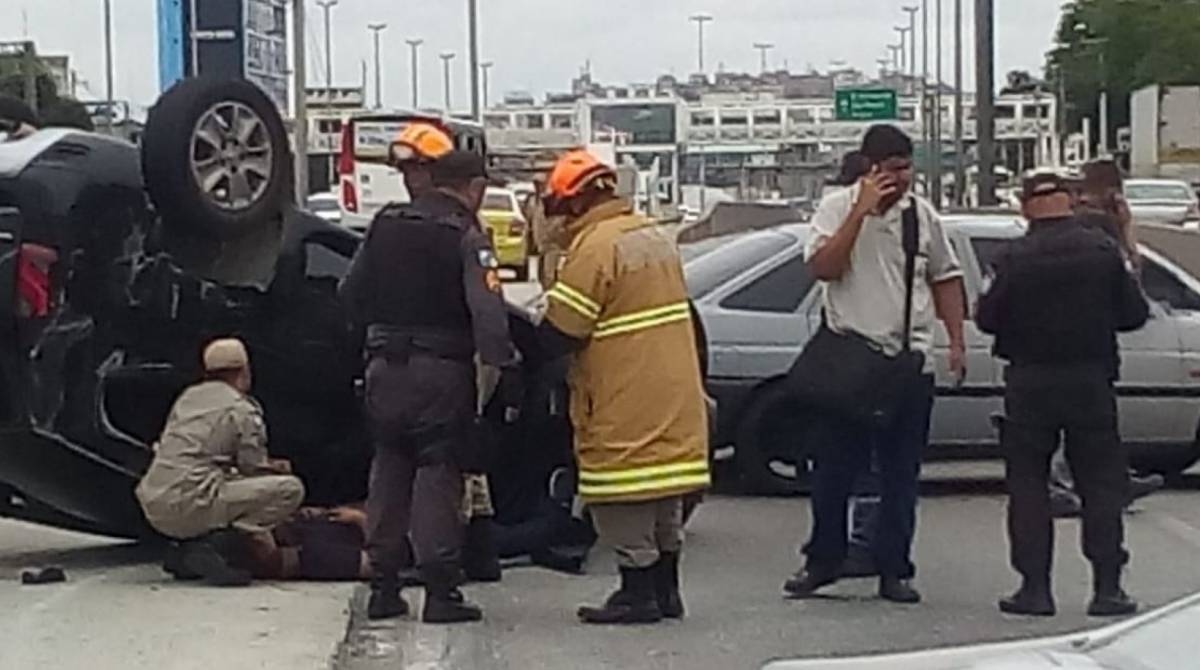 Capotamento na Avenida Brasil deixa ao menos um ferido