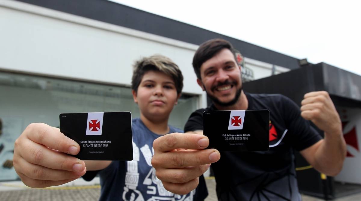 Rio de Janeiro 03/12/2019 - Vasco bate Flamengo e torna-se o clube com mais s&oacute;cios-torcedores do pa&iacute;s. Na foto acima Fellype Ponte Correa (pai) e Miguel Pereira Correa (filho). Foto: Luciano Belford/Ag&ecirc;ncia O Dia
