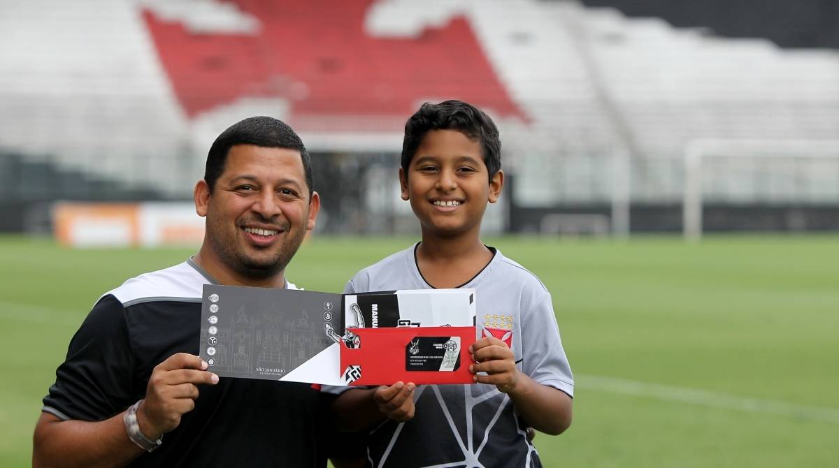 Rio de Janeiro 03/12/2019 - Vasco bate Flamengo e torna-se o clube com mais sócios-torcedores do país. Na foto acima Vanderson Max Silva de Azevedo (pai) e Asaf Fernandes de Oliveira Azevedo (filho). Foto: Luciano Belford/Agência O Dia - Luciano Belford