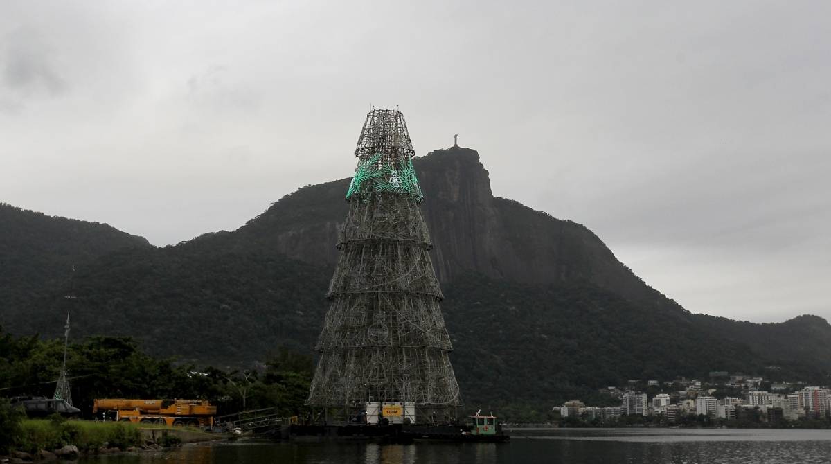 Rio de Janeiro 03/12/2019 - Montagem da arvore de natal 2019 na Logoa. Foto: Luciano Belford/Ag&ecirc;ncia O Dia