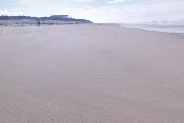 Mulher é 'engolida' por duna em praia e fica enterrada até o pescoço
