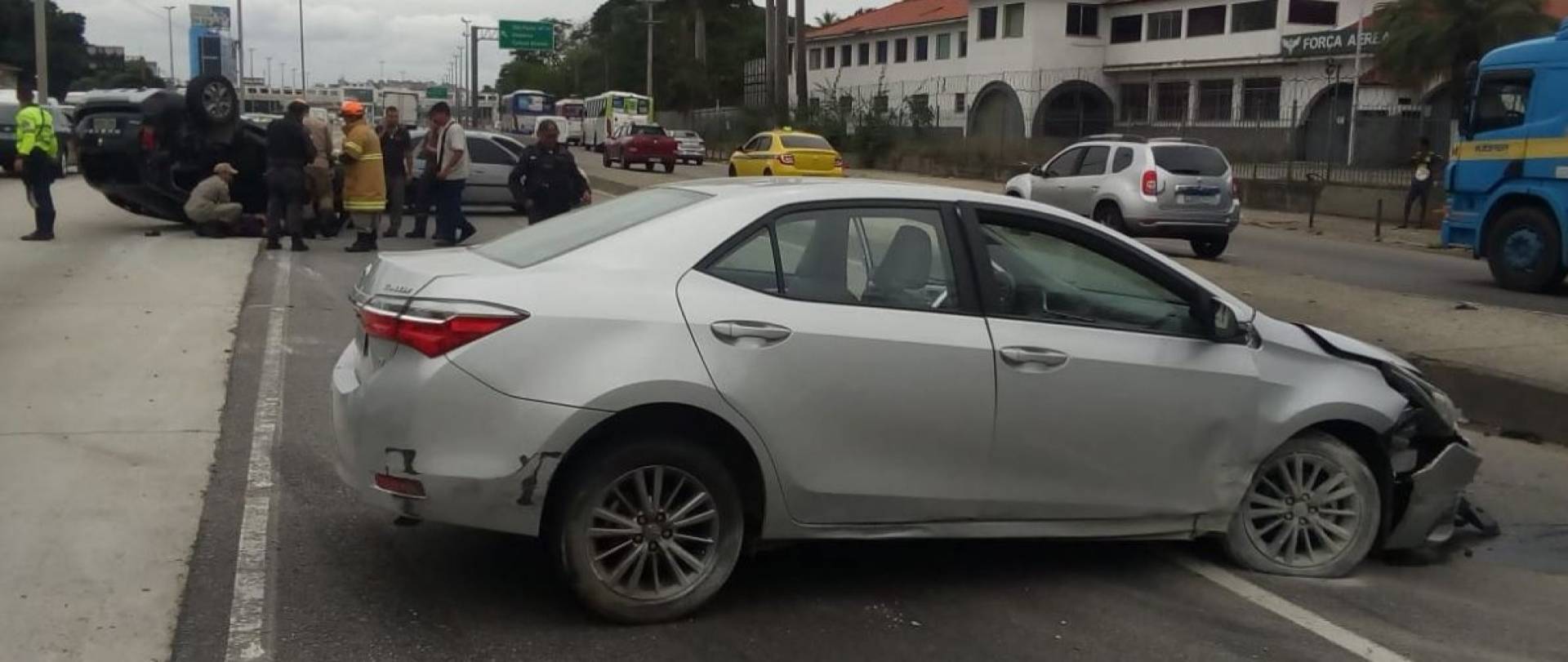 Capotamento na Avenida Brasil deixa ao menos um ferido