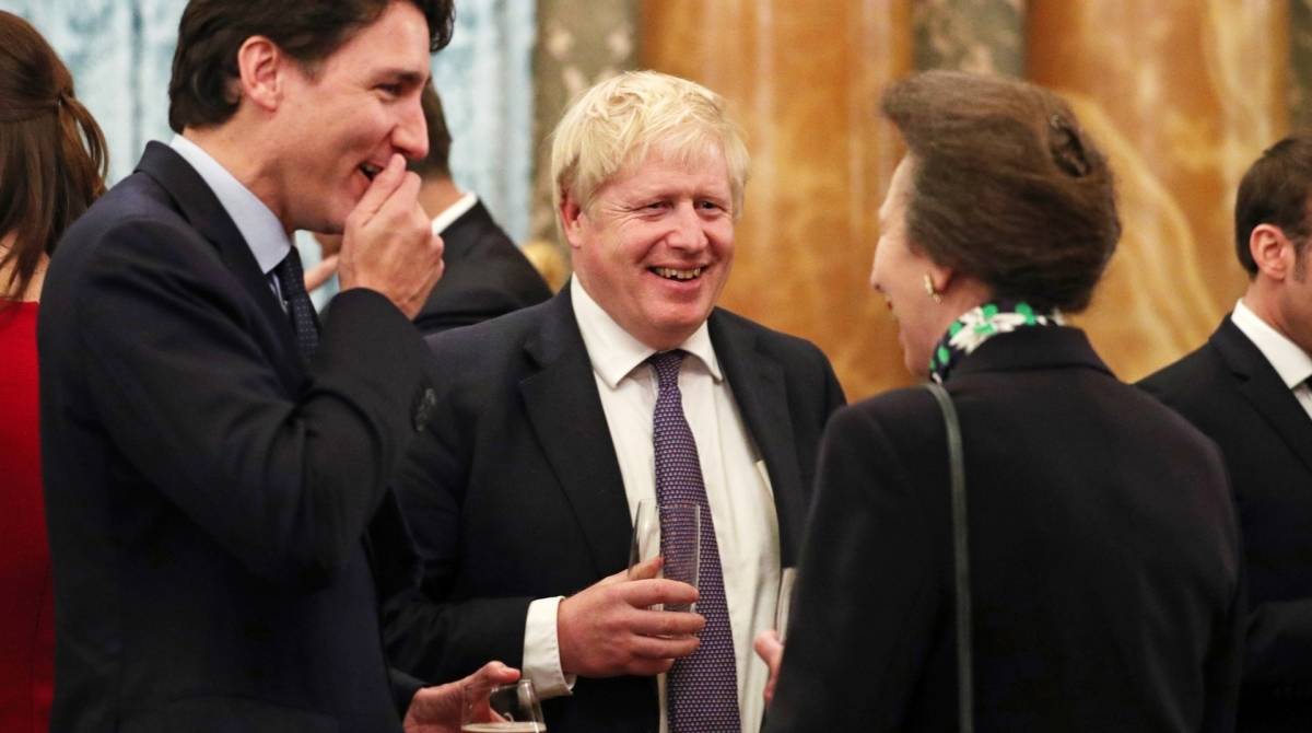 Princesa Anne da Grã-Bretanha conversa com o primeiro-ministro canadense Justin Trudeau e o primeiro-ministro da Grã-Bretanha Boris Johnson no Palácio de Buckingham, Londres
