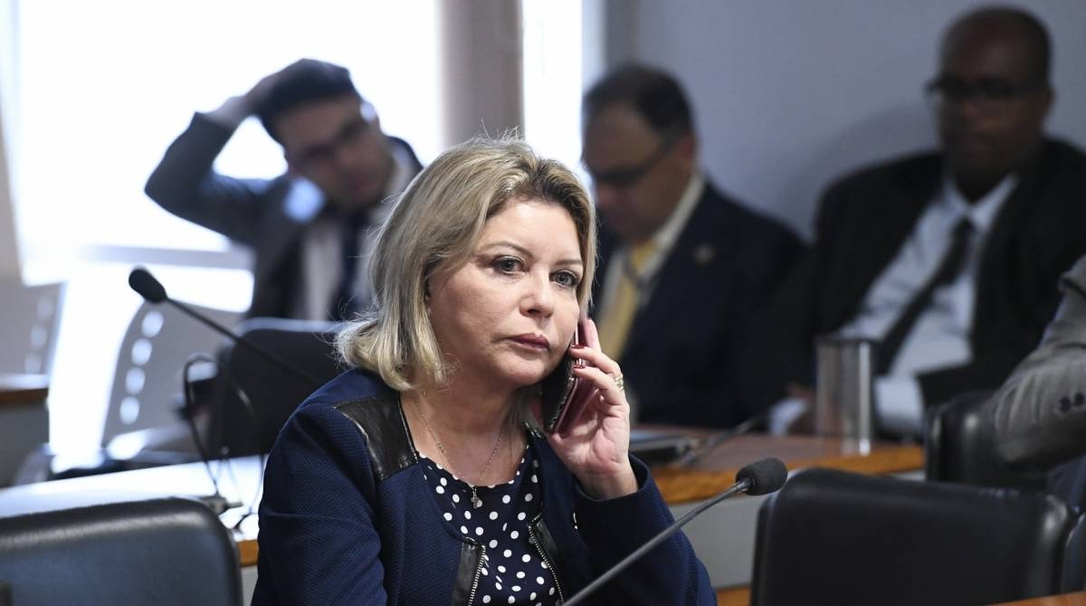 CPI de Brumadinho (CPIBRUM) ouve o ex-presidente da Vale, conforme requerimento nº 1/2019. Em destaque, senadora Selma Arruda (PSL-MT) fala ao celular - Edilson Rodrigues/ Agência Senado