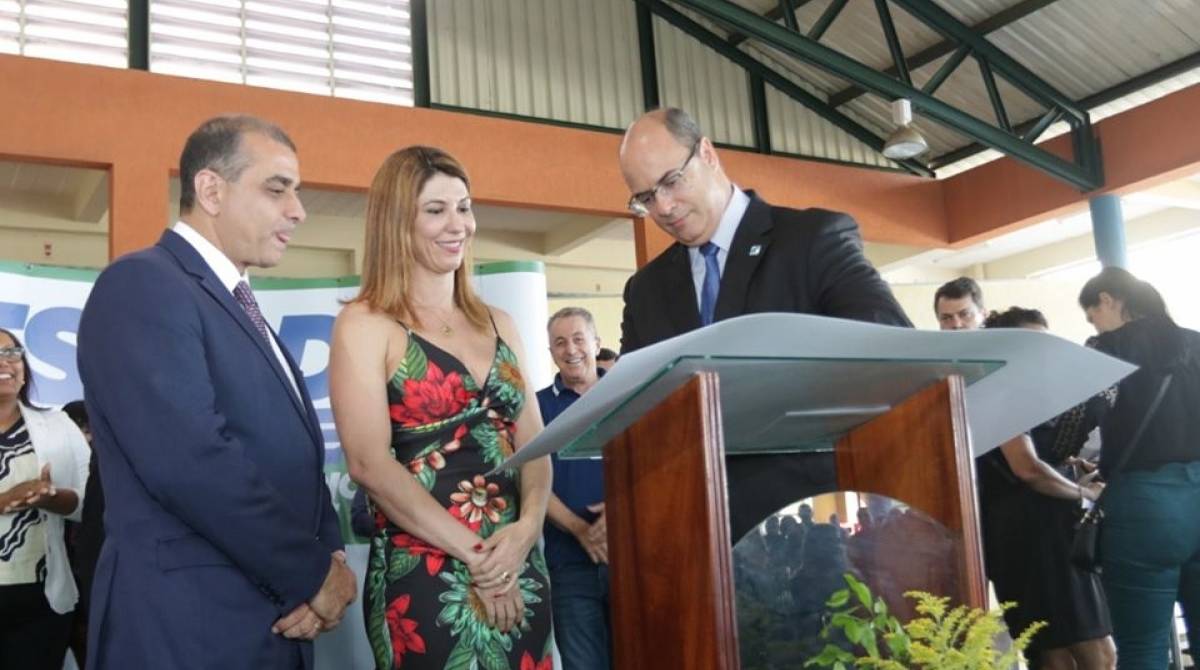 Governador Witzel entrega verba Ã  prefeita Manoela Peres em cerimÃŽnia na FAETEC - Prefeitura de Saquarema