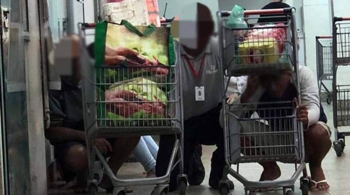 Clientes se abaixaram para se proteger dos tiros - Reprodução/Internet