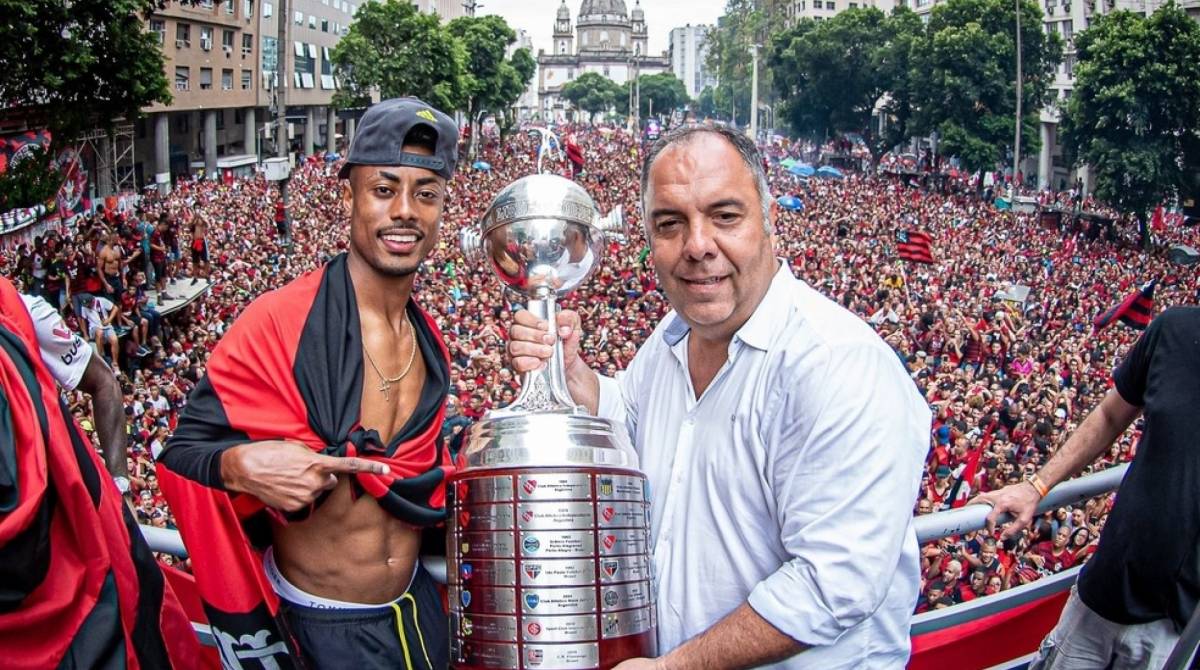 Marcos Braz e Bruno Henrique posam para foto com a taça da Libertadores