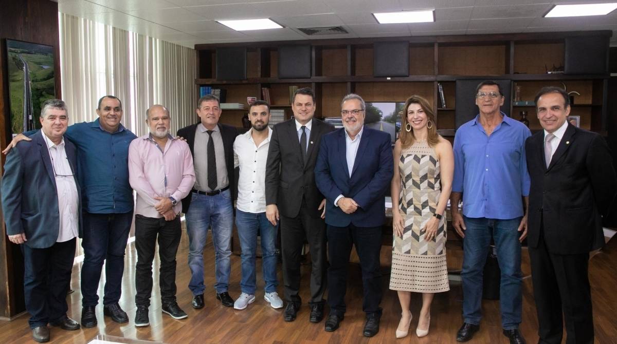 Representantes de munic&iacute;pios da Regi&atilde;o dos Lagos se re&uacute;nem para apresentar projetos para a realiza&ccedil;&atilde;o de interven&ccedil;&otilde;es na malha vi&aacute;ria de suas cidades - DER-RJ