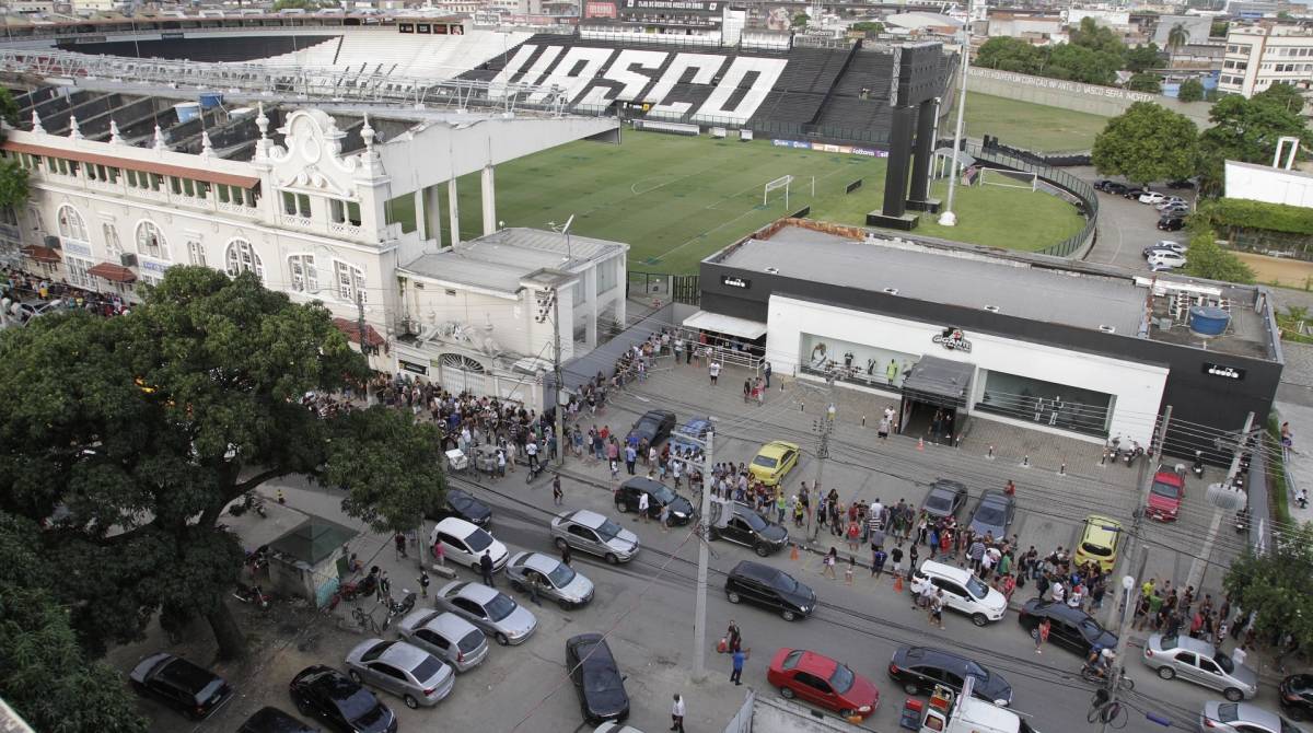 Rio,04/11/2019 -SAO JANUARIO- Torcedores do Vasco fazem fila pra comprar ingressos para o jogo contra a Chapecoense, pelo campeonato Brasileiro 2019. Foto: Cleber Mendes/Agência O Dia