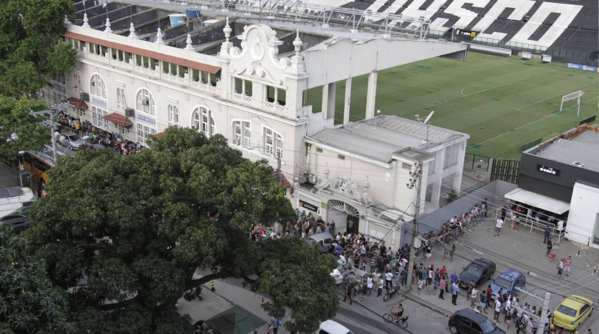 Rio,04/11/2019 -SAO JANUARIO- Torcedores do Vasco fazem fila pra comprar ingressos para o jogo contra a Chapecoense, pelo campeonato Brasileiro 2019. Foto: Cleber Mendes/AgÃªncia O Dia