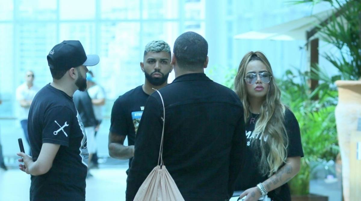 Gabigol e Rafaela Santos são fotografados juntos em shopping