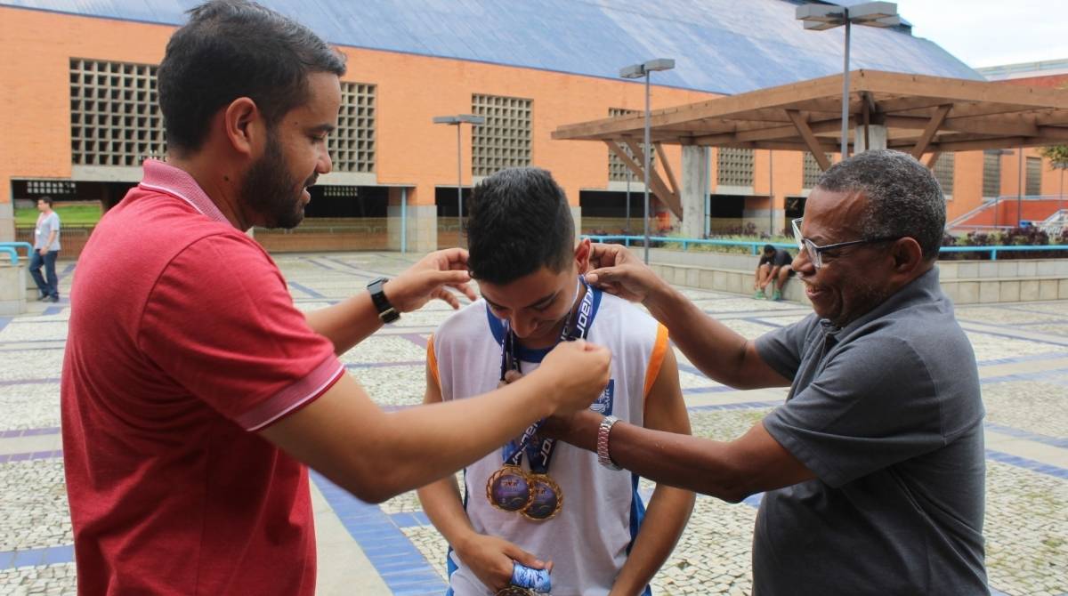 Renan Ramalho de Andrade, estudante da Escola Franklin Bolivar Fernandes, conquistou duas medalhas de ouro, duas de prata e uma de bronze