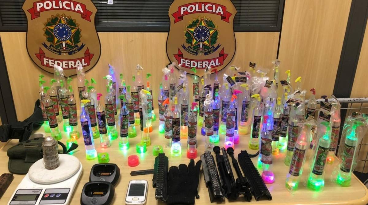 Em uma casa abandonada, foram apreendidos lanças perfumes, balança de precisão, celulares, uma granada e partes de armamentos - Divulgação/PF