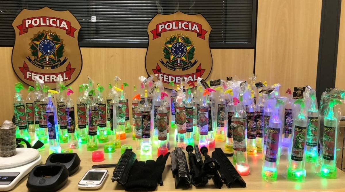 Em uma casa abandonada, foram apreendidos lanças perfumes, balança de precisão, celulares, uma granada e partes de armamentos