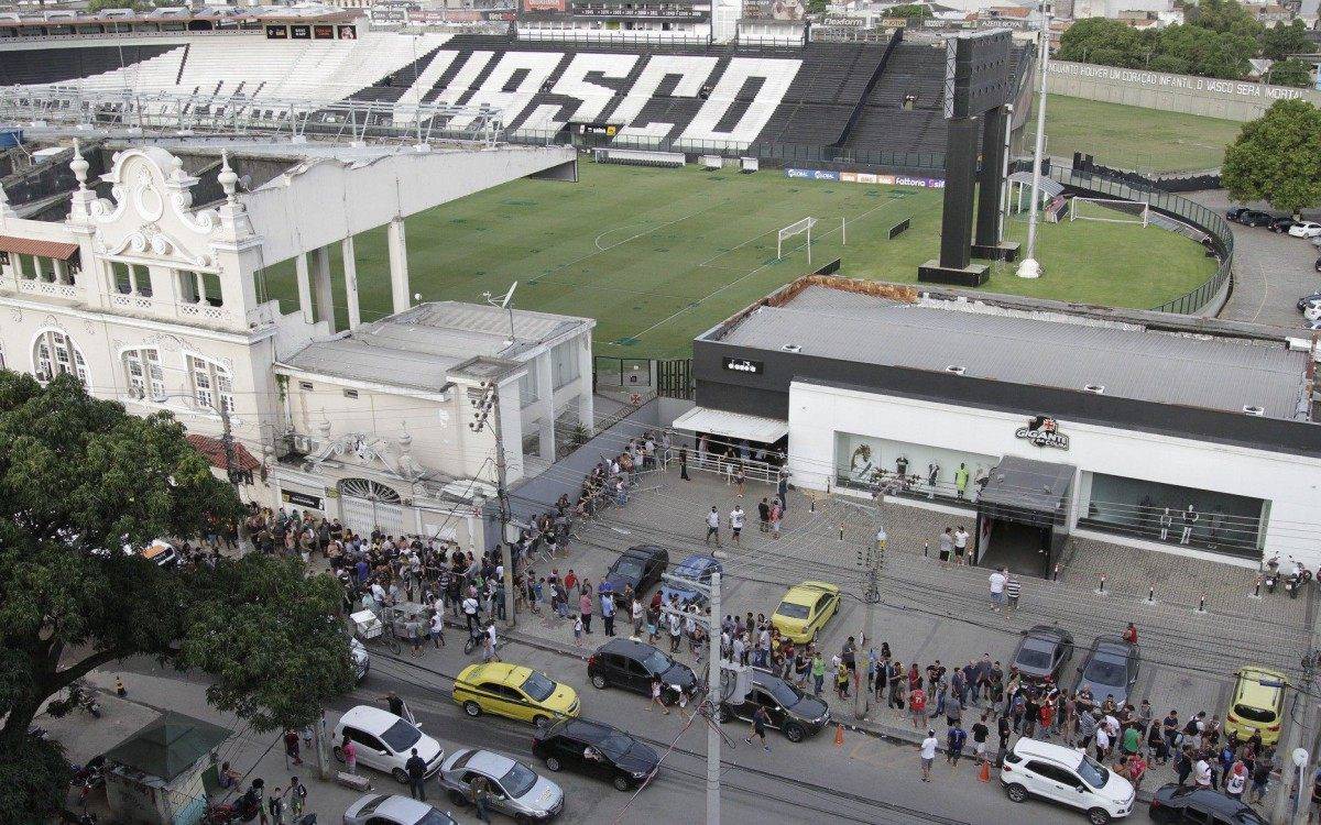 Rio,04/11/2019 -SAO JANUARIO- Torcedores do Vasco fazem fila pra comprar ingressos para o jogo contra a Chapecoense, pelo campeonato Brasileiro 2019. Foto: Cleber Mendes/Agência O Dia