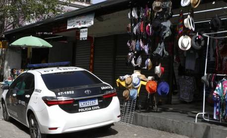 Policiais realizam operação contra a venda ilegal de aparelhos celulares no Centro