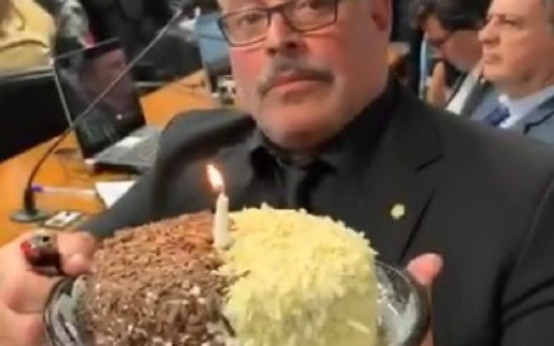 Alexandre Frota leva bolo ao Congresso para comemorar um ano do Caso Queiroz - Reprodução