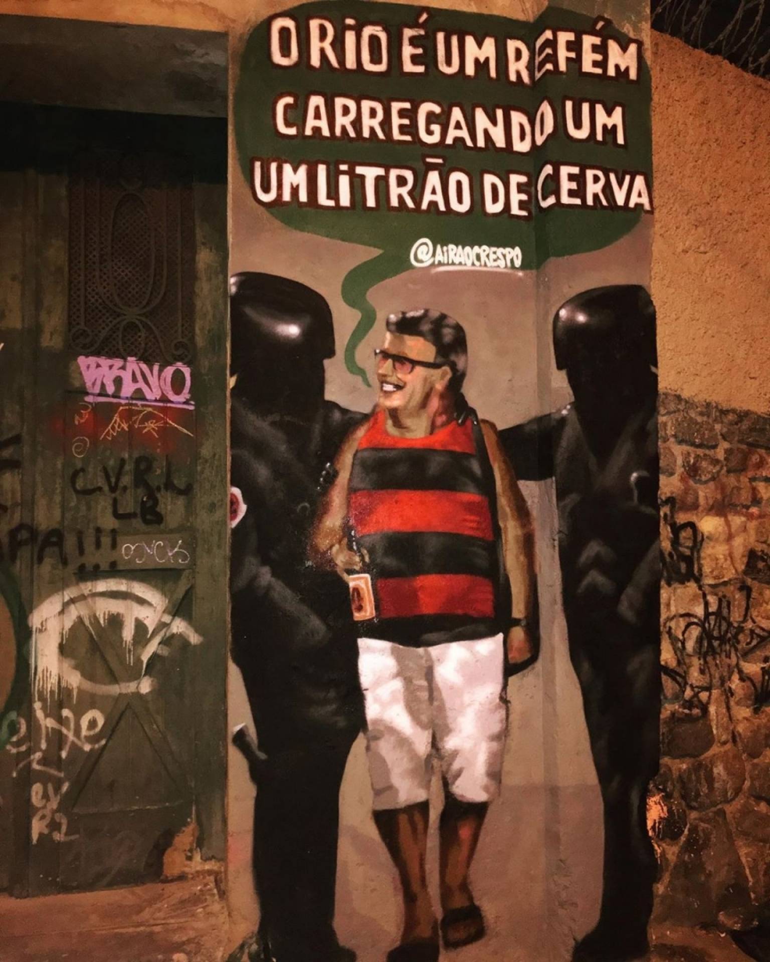 Imagem de refém sendo libertado com garrafa de cerveja vira grafite no Rio