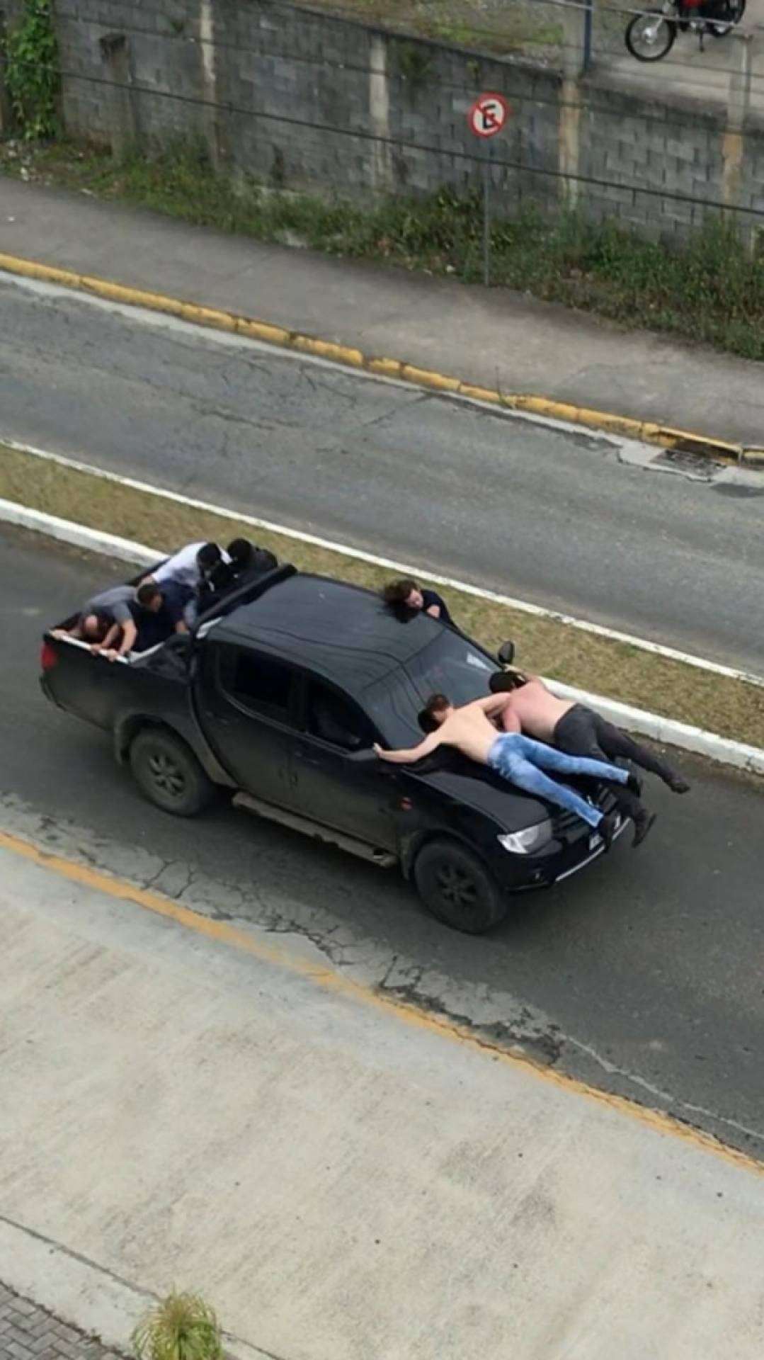 Imagem impressionante! Ladr&otilde;es fazem escudo humano em volta de caminhonete em Santa Catarina