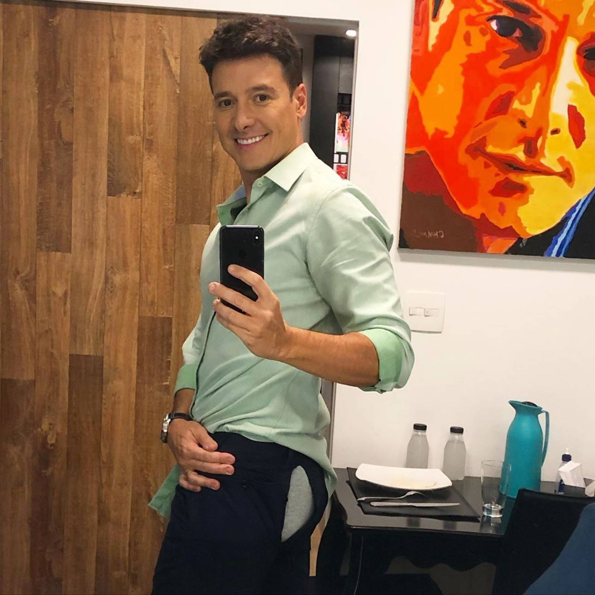 Rodrigo Faro rasga a calça durante gravação de programa - Reprodução Internet