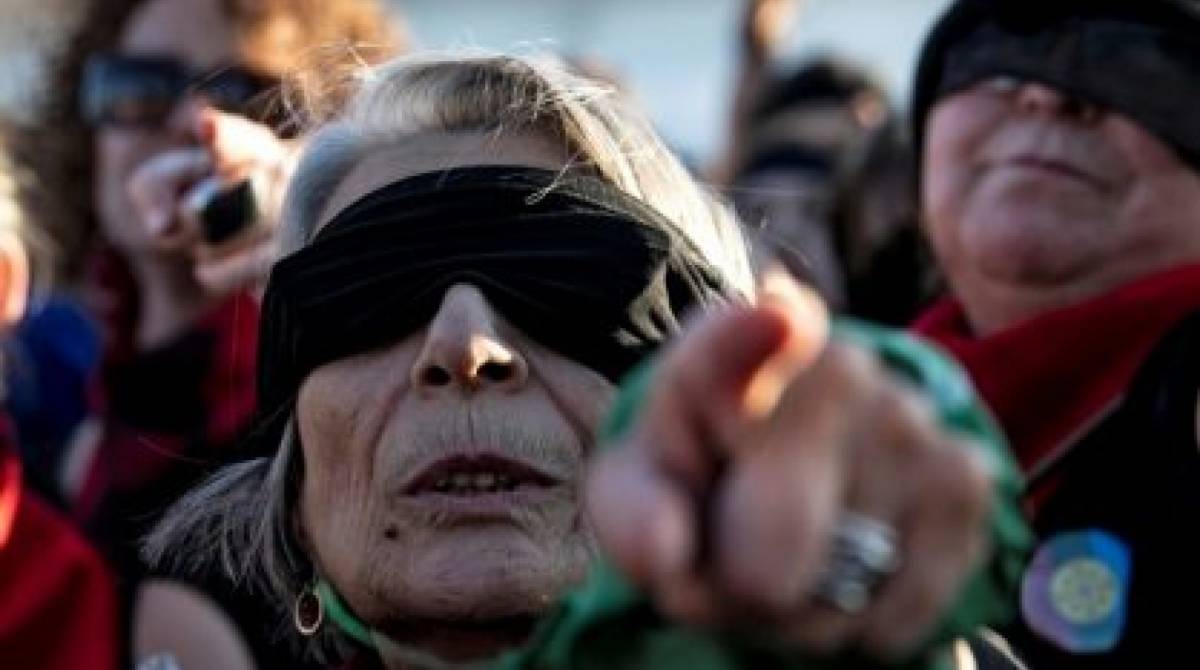 Mulheres participam de uma performance que denuncia a violÃªncia de gÃªnero, o patriarcado e a opressÃ£o estatal em Santiago do Chile - AFP / DivulgaÃ§Ã£o