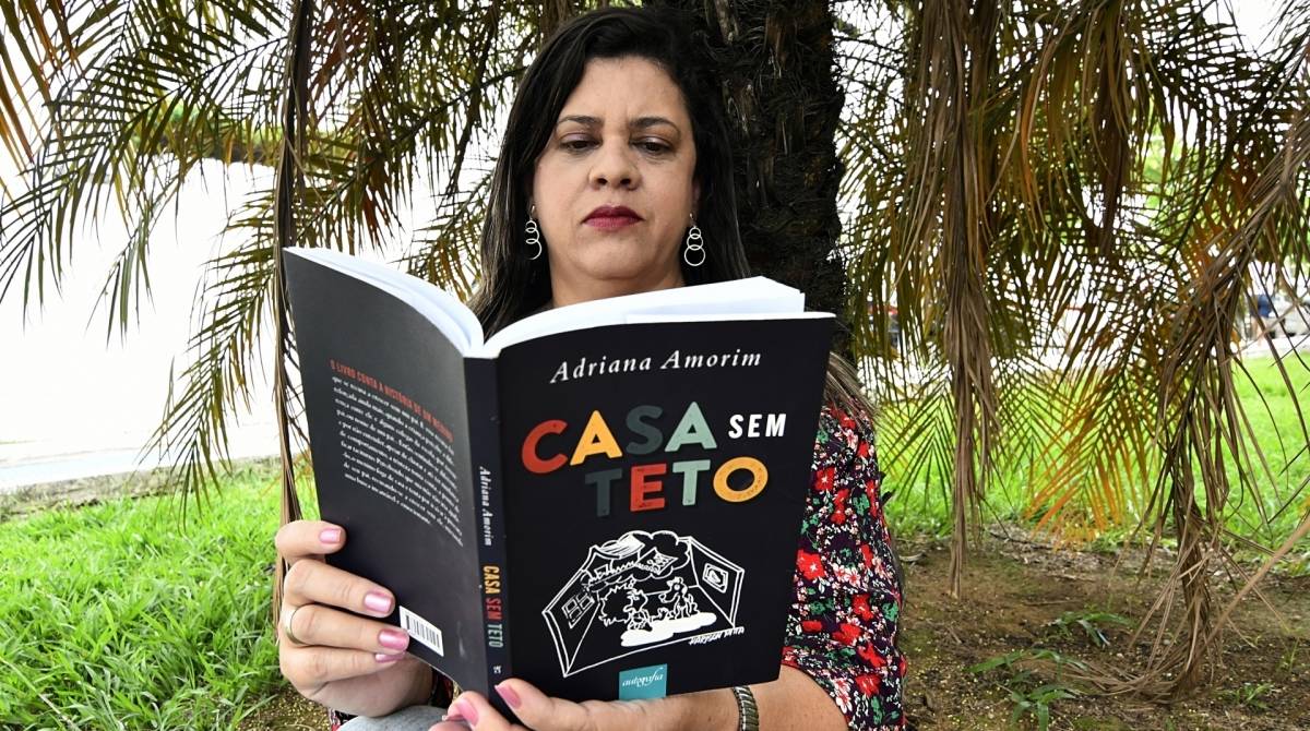 Em 200 páginas, a escritora reúne lembranças da própria infância e relatos de pessoas próximas