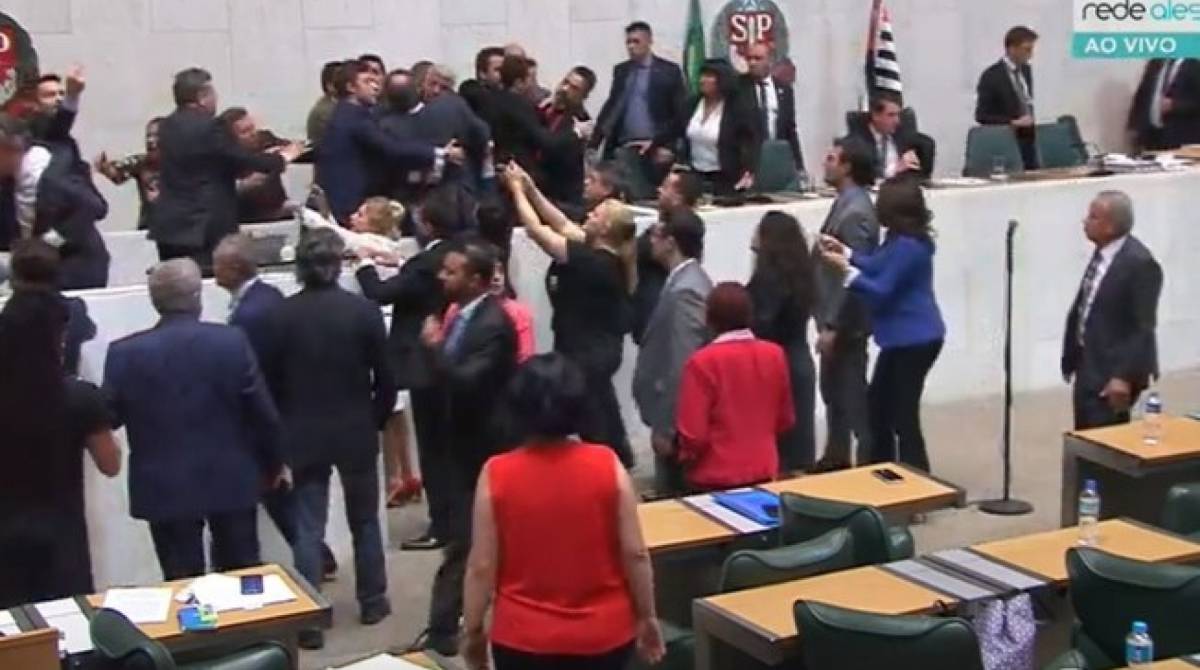 Depois de chamar petistas e esquerdistas de 'vagabundos' reiteradas vezes, 'Mamãe Falei' teve seu discurso interrompido por empurrões e agressões físicas no plenário