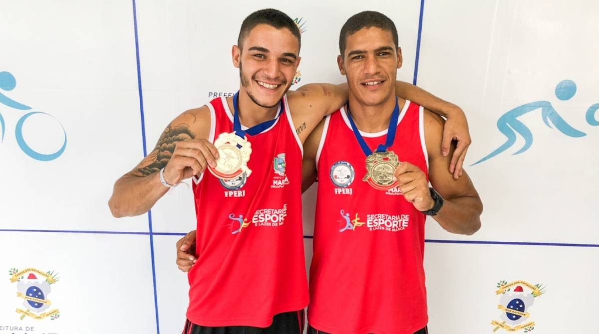 Mateus e Denis, do núcleo esportivo da prefeitura de Campos, comemoram o título de suas categorias na 8ª rodada do Campeonato Estadual de Boxe, realizada em Maricá - Divulgação prefeitura de Campos