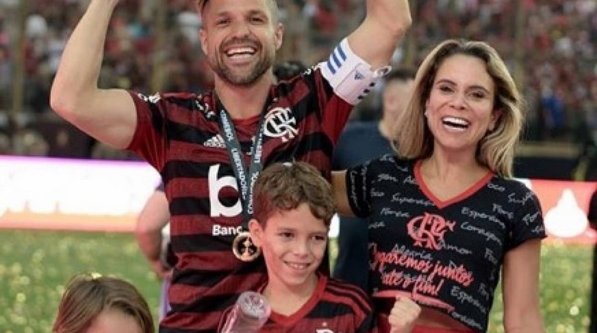 Alguns jogadores do Flamengo, como Diego, comemoram o título da Libertadores com os filhos no gramado - Reprodução