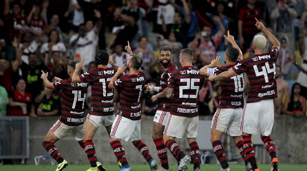Diante da Na&ccedil;&atilde;o rubro-negra, ensandecida na arquibancada, os jogadores comemoram o gol de Arrascaeta, que abriu o caminho para a goleada do Flamengo em seu &uacute;ltimo jogo no Maracan&atilde; em 2019  - Luciano Belford/Ag&ecirc;ncia O Dia
